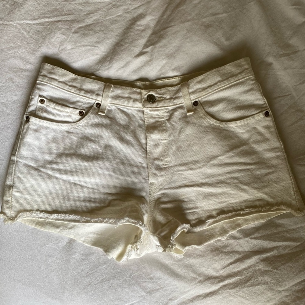 Levi’s White Denim Shorts - Picture 4 of 4